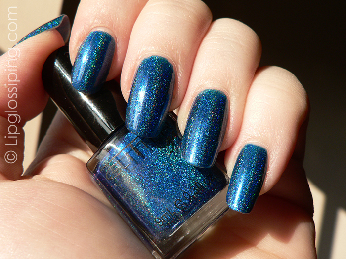 holographic nail polish. nail polish via R8Beauty