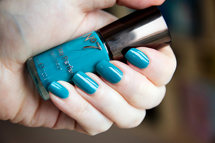 Boots-No7-Stay-Perfect-Nail-Colour-in-Cruising-Teal_1