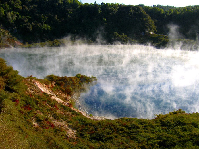 Frying_Pan_Lake_NZ